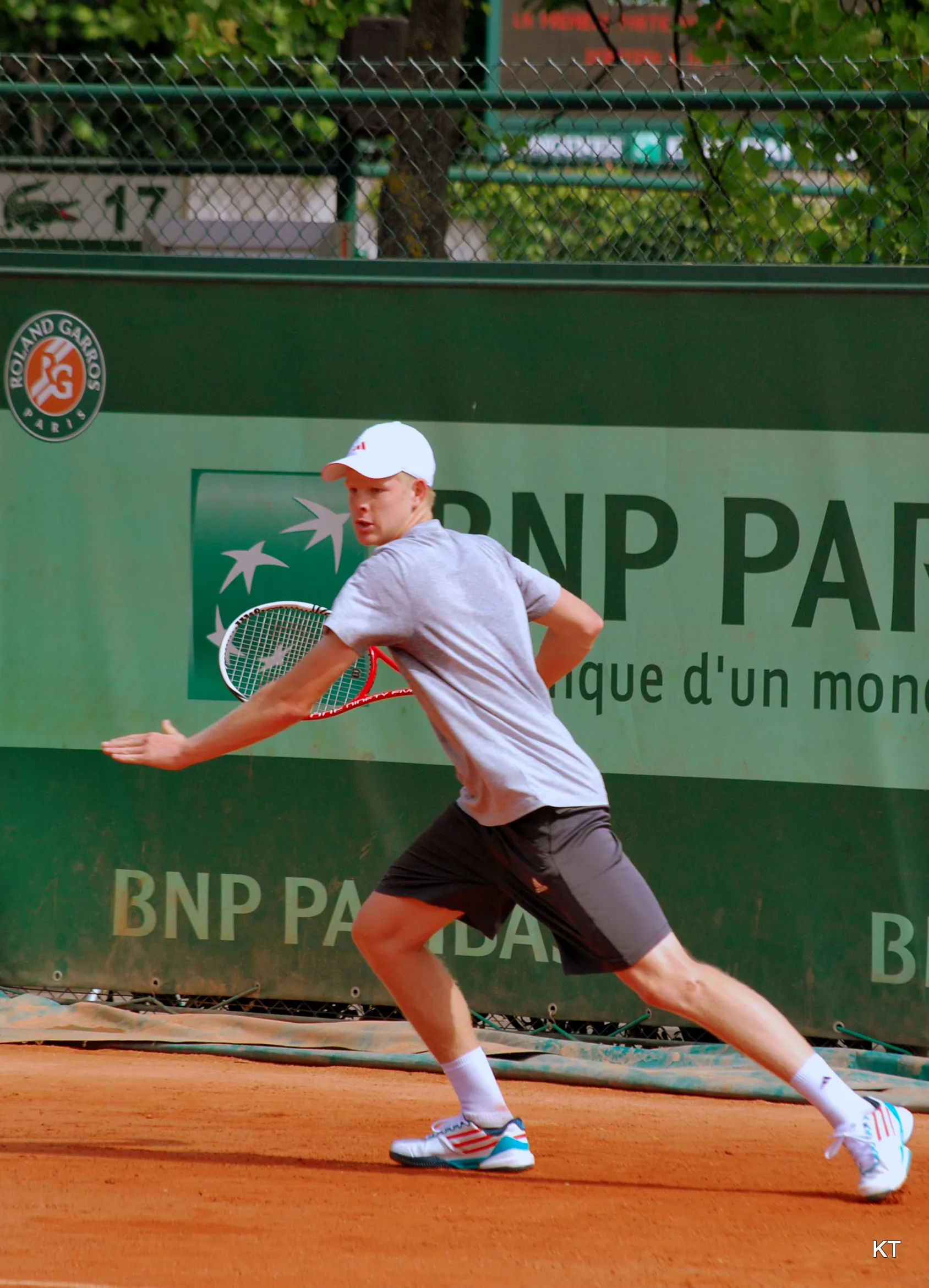 Kyle Edmund lunging for the ball during a game of tennis